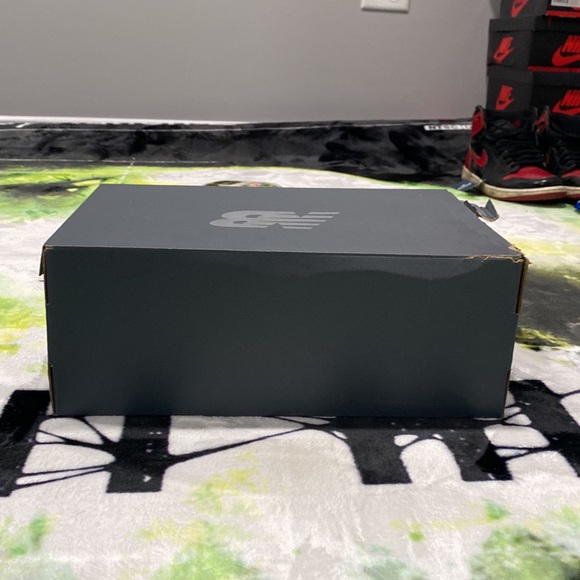 New balance white and green size 10 worn once box has a little damage to it. - Picture 3 of 14